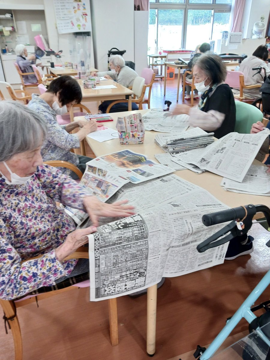osaba1765's tweet photo. ケアライフ小鯖の午後の自由時間をご紹介✨新聞を畳んだり、手芸に没頭したりと、皆様それぞれ思い思いの時間を穏やかに過ごされています。自分らしいペースで過ごすひとときが、毎日の元気の源です😊心温まる日常に「いいね」で応援をお願いします！
#デイサービス #小鯖 #手芸  #日常 https://t.co/BdpyyILX59