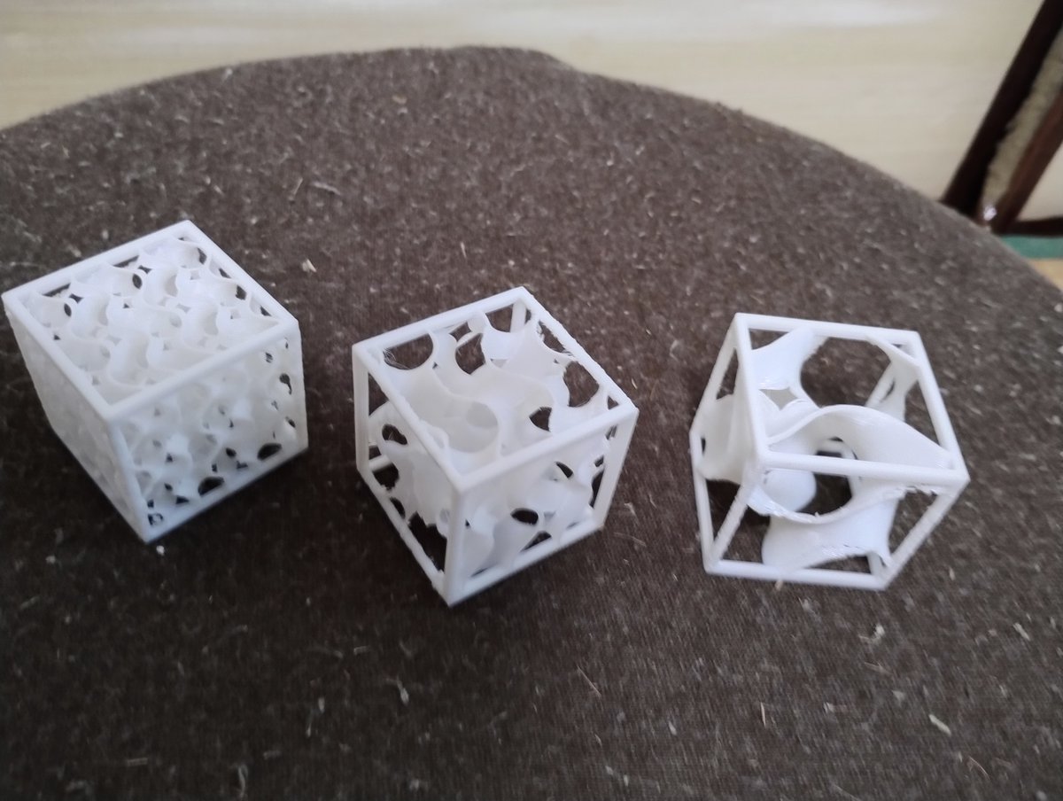 shindorovich's tweet photo. フレームをつけたら造形が多少は安定した。ASA0.6mmノズルなので、PLA0.2mmとかにすればもっと綺麗になるはず。ノズル交換が面倒で… https://t.co/UstlP0Pij6