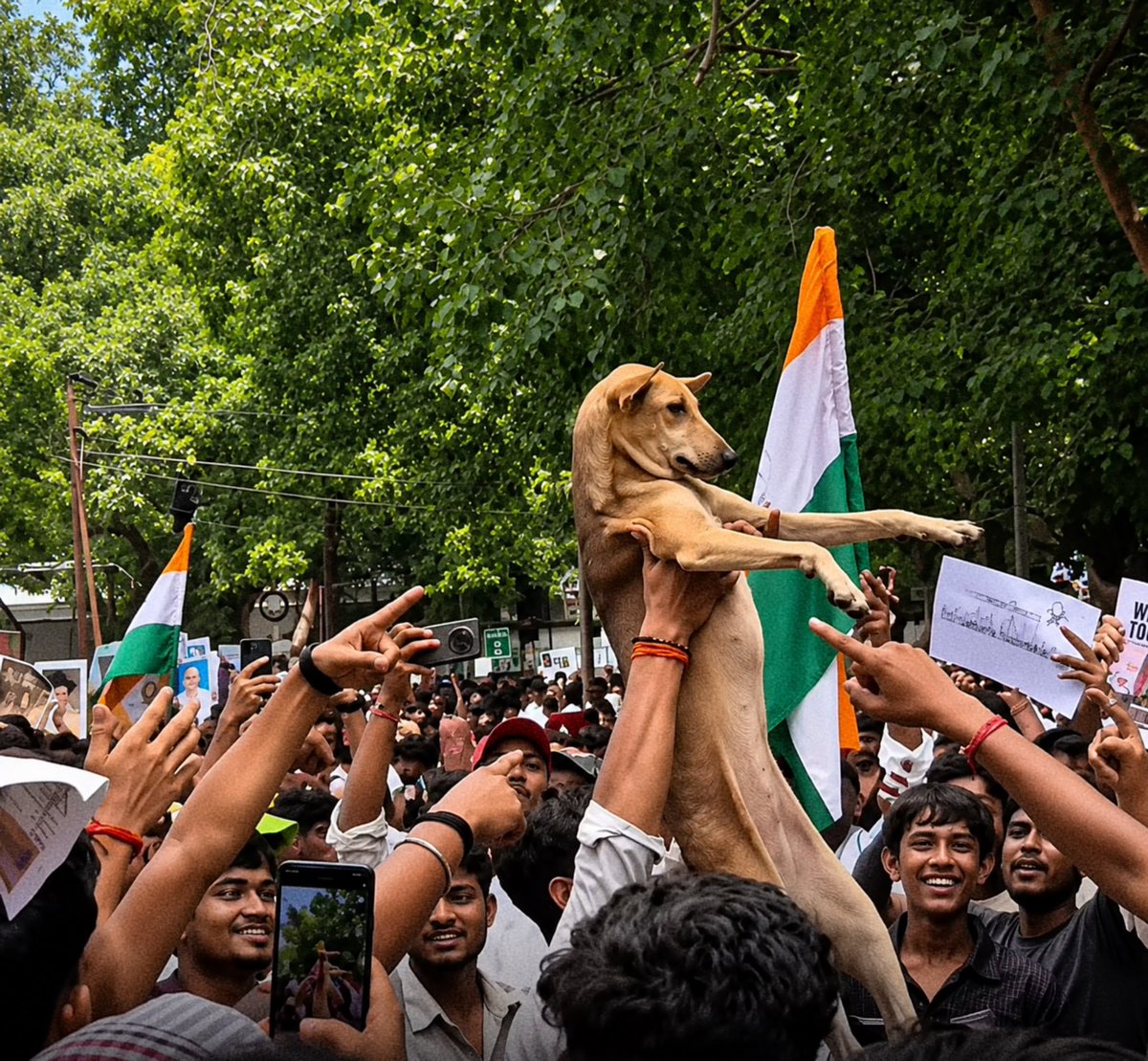 dal_makhanii's tweet photo. Someone said Dhruv Rathee’s entry in protest https://t.co/StfqC6aLw7