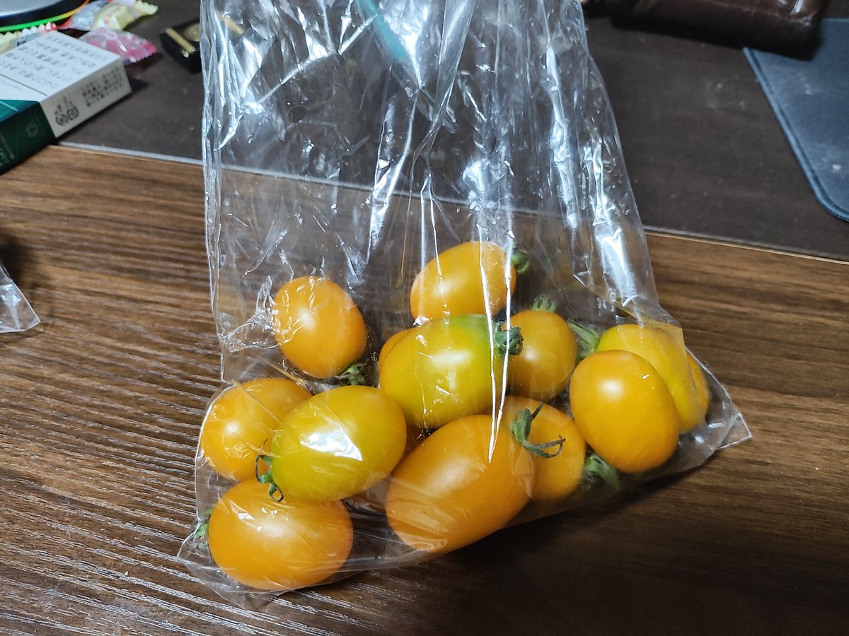 Light_Up801's tweet photo. 川西市市役所横の喫茶パピーナにて朝取り野菜を直売しております。
真夏の炎天下中、利用者様には感謝です。
大切に育て野菜です。

トマト　100円、200円、スイカ　300円
写真のトマトは200円です。
ズッキーニ、茄子、きゅうり色々あります。

就労継続支援A型B型Lightup　見学にいらしゃってください。　☎072-755-5300
https://t.co/u9VgL3vEL6