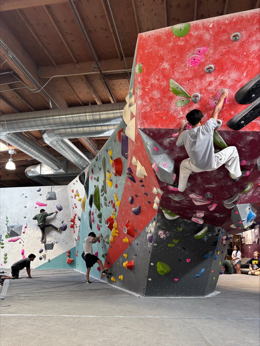 itskeiraw's tweet photo. friend climbed for the first time and got a flapper so they might use chatgpt voice instead of typing 😭

has anyone tried gpt voice yet? 
how is it? https://t.co/cmWDBEVCAl