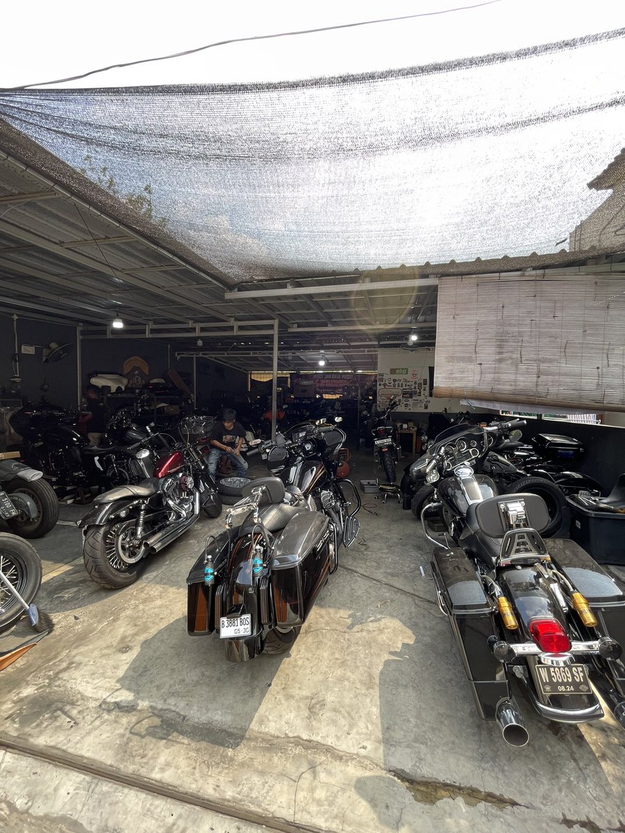 Iamdrgoan's tweet photo. nih bengkel lgi lebaran ya? rame bat ajg https://t.co/KILQSCCvtX