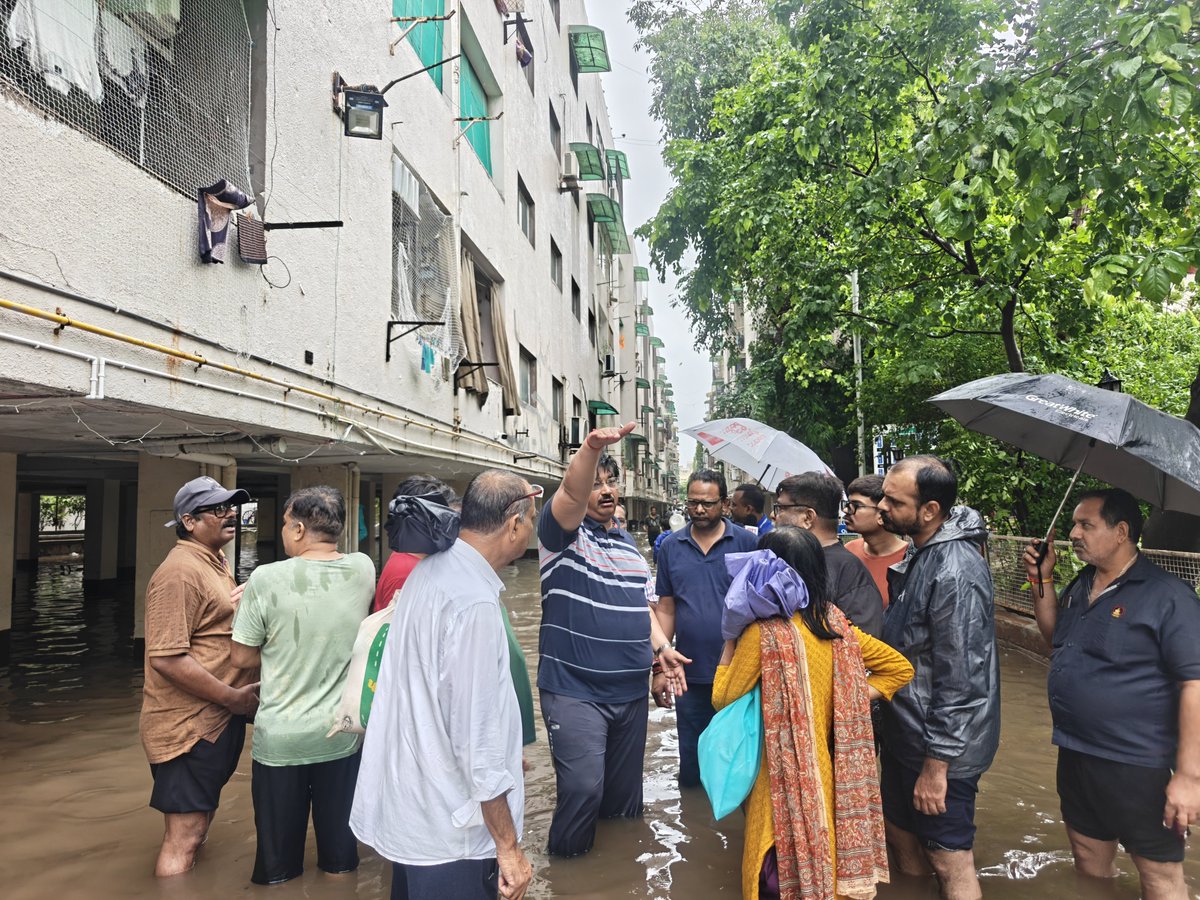 AmitThakerBJP's tweet photo. શ્રીનંદનગર–2 ખાતે અતિવૃષ્ટિના કારણે ભરાયેલા વરસાદી પાણીના ઝડપી નિકાલ માટે સ્થળ પર રહી અધિકારીઓ સાથે આયોજન કરી જરૂરી કામગીરી હાથ ધરી.
#monsoon #HeavyRain #GujaratRain #Ahmedabad #RainResponse https://t.co/W8KcU8X1Mk