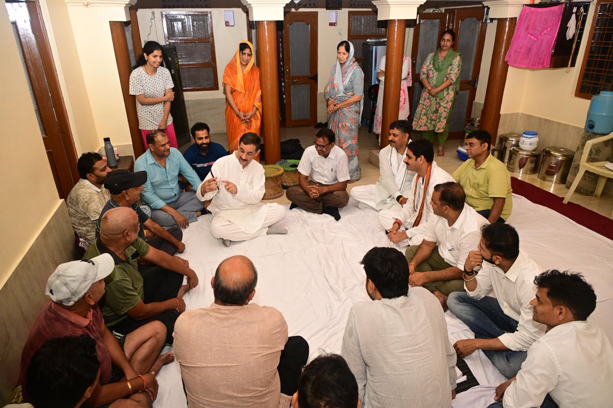 JitendraSAlwar's tweet photo. अलवर शहर में शोकसंतप्त परिवारों से मिलकर उन्हें हिम्मत बंधाई तथा दिवंगत आत्माओं को श्रद्धांजलि अर्पित की।

#Alwar https://t.co/LPp4670Nyz