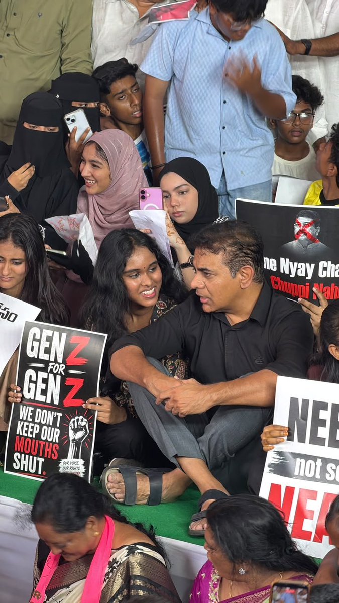 KTR_News's tweet photo. Justice for Students. 
Fight. Fight. Fight. ✊

A powerful protest at Indira Park in support of NEET students.

@KTRBRS https://t.co/2f8PG3WkDc