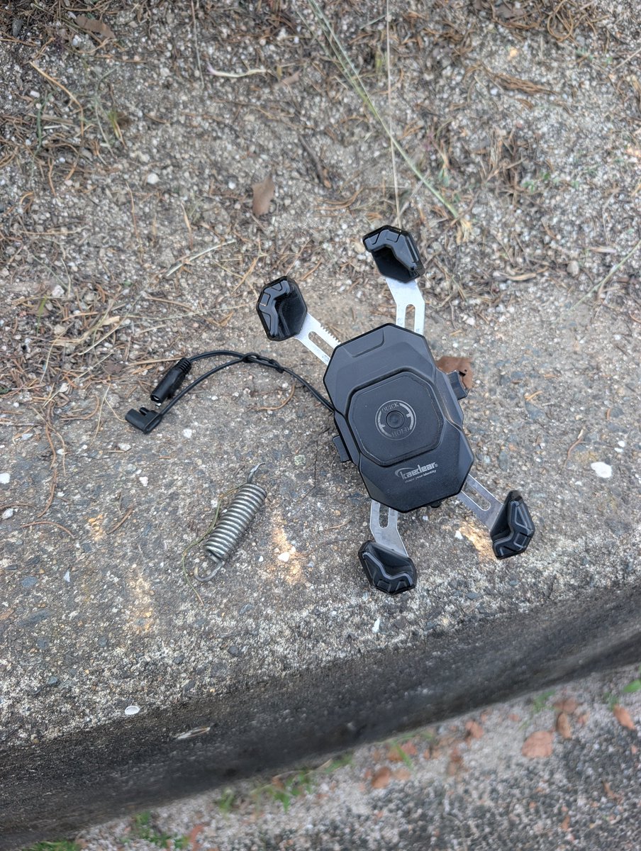 y_291_y's tweet photo. 午前中スマホホルダー壊れるしさっきセンタースタンドのバネ折れるし今日は散々🥲 https://t.co/Vqi8qA9fjY