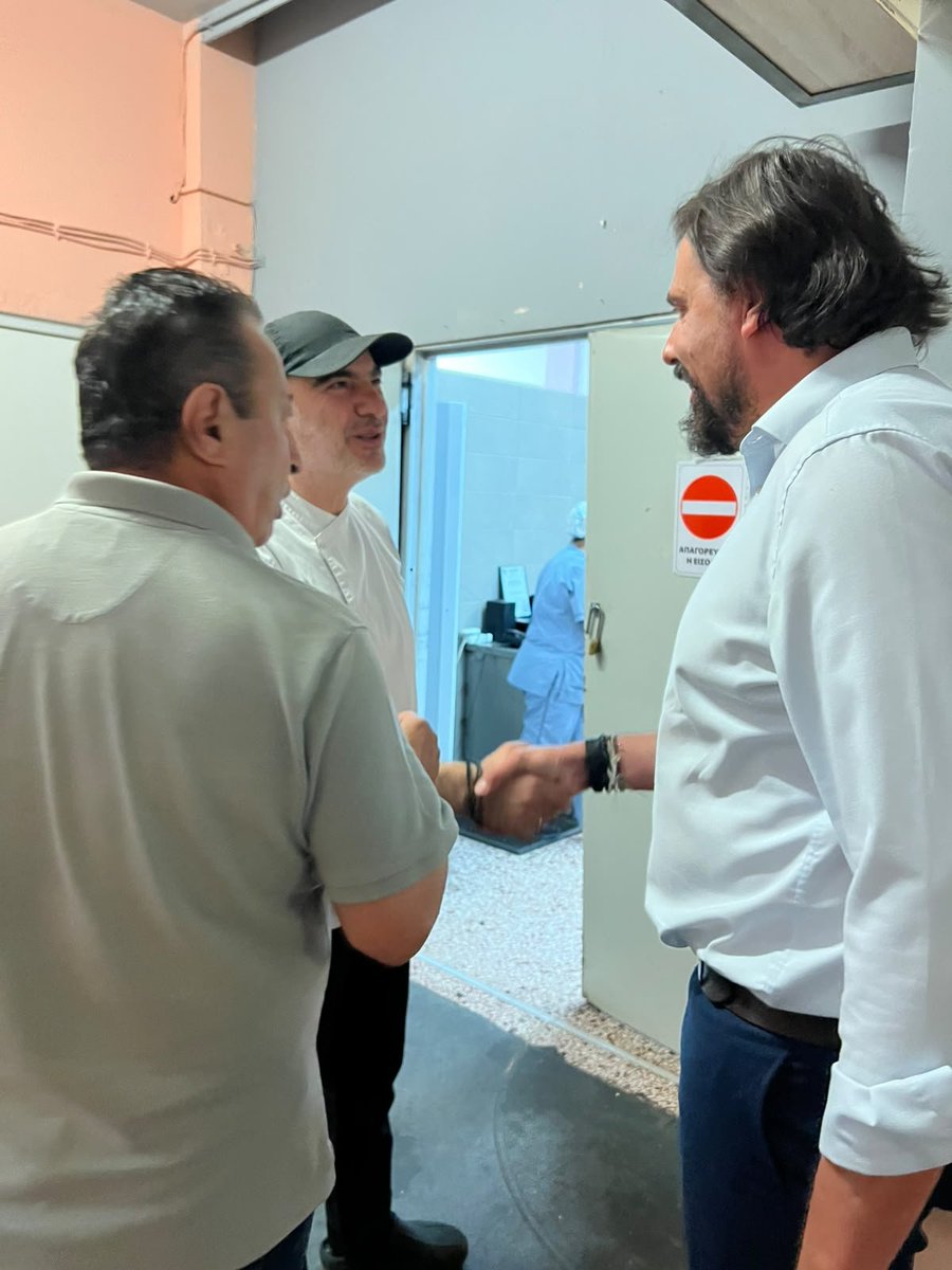 PetrosPappas4's tweet photo. Επίσκεψη στον «Άγιο Παντελεήμονα» Θεσσαλονίκης – Στήριξη και ουσιαστική ενίσχυση της κοινωνικής πρόνοιας

🏛️ Επισκέφθηκα το Παράρτημα Χρόνιων Παθήσεων Θεσσαλονίκης «Ο Άγιος Παντελεήμων» στο Ωραιόκαστρο, όπου συναντήθηκα με τον πρόεδρο του Κέντρου Κοινωνικής Πρόνοιας Περιφέρειας Κεντρικής Μακεδονίας, Αθανάσιο Μασλαρινό, μέλη της διοίκησης και εργαζομένους. Μαζί με την ΧΡΙΣΤΙΑ ΕΛΕΝΗ  Αναπληρώτρια Γραμματέα του Τομέα Κοινωνικής Συνοχής και Οικογένειας του ΠΑΣΟΚ – Κινήματος Αλλαγής, περιηγηθήκαμε στους χώρους και ενημερωθήκαμε αναλυτικά για τη λειτουργία της δομής, τις ανάγκες της και τις καθημερινές δυσκολίες που αντιμετωπίζει.

🤝 Στον «Άγιο Παντελεήμονα» επιτελείται ένα εξαιρετικά σημαντικό κοινωνικό έργο. Το προσωπικό καταβάλλει καθημερινά υπεράνθρωπες προσπάθειες, με αφοσίωση, ευαισθησία και επαγγελματισμό, για να προσφέρει φροντίδα, ασφάλεια και αξιοπρεπείς συνθήκες διαβίωσης σε περισσότερους από 150 ευάλωτους συμπολίτες μας.

🔥 Η αυταπάρνηση των εργαζομένων και η αποτελεσματική συνεργασία όλων των εμπλεκόμενων φορέων αποδείχθηκαν και κατά την πρόσφατη πυρκαγιά στο Ωραιόκαστρο. Παρά τις εξαιρετικά δύσκολες συνθήκες, η προληπτική εκκένωση των φιλοξενούμενων ολοκληρώθηκε με ασφάλεια, με βάση το σχέδιο Πολιτικής Προστασίας.

👩‍⚕️ Η σημαντική αυτή δουλειά, όμως, δεν μπορεί να στηρίζεται μόνο στην αυταπάρνηση. Υπάρχουν σοβαρές ελλείψεις, ιδιαίτερα σε νοσηλευτικό προσωπικό. Οι εργαζόμενοι διαχειρίζονται καθημερινά βαριά περιστατικά και συνθήκες ουσιαστικής νοσηλείας. Είναι άδικο να μην αντιμετωπίζονται μισθολογικά και θεσμικά όπως το νοσηλευτικό προσωπικό των νοσοκομείων. Η ένταξή τους στα βαρέα και ανθυγιεινά και η καταβολή του αντίστοιχου επιδόματος αποτελούν δίκαια και αυτονόητα αιτήματα.

🛠️ Αντίστοιχα επιτακτική είναι η στελέχωση της τεχνικής υπηρεσίας. Χρειάζεται επαρκές και μόνιμο προσωπικό, τόσο για την άμεση αποκατάσταση βλαβών όσο και για την εκπόνηση των μελετών που απαιτούνται για την ουσιαστική κτηριακή και ενεργειακή αναβάθμιση των εγκαταστάσεων.

🏠 Παράλληλα, πρέπει να ενισχυθούν οι δομές υποστηριζόμενης και ημιαυτόνομης διαβίωσης και να προχωρήσει με σχέδιο η αποϊδρυματοποίηση. Στόχος πρέπει να είναι κάθε άνθρωπος, ανάλογα με τις ανάγκες και τις δυνατότητές του, να έχει πρόσβαση σε ένα ασφαλές περιβάλλον, με αυτονομία, κοινωνική ένταξη και αξιοπρέπεια. Η λειτουργία εξωιδρυματικών δομών αποτελεί ήδη μέρος της αποστολής του Κέντρου και οφείλει να στηριχθεί αποφασιστικά.

📣 Βρισκόμαστε δίπλα στη διοίκηση και, κυρίως, στους εργαζομένους που κρατούν καθημερινά όρθια τη δομή. Θα αναδεικνύουμε σταθερά τα προβλήματα και θα διεκδικούμε από την Πολιτεία την αναγκαία χρηματοδότηση, προσλήψεις μόνιμου προσωπικού, σύγχρονες υποδομές και δίκαιες συνθήκες εργασίας. Η κοινωνική πρόνοια δεν είναι κόστος· είναι θεμελιώδης υποχρέωση μιας οργανωμένης και ανθρώπινης Πολιτείας.

#ΚοινωνικήΠρόνοια #ΆγιοςΠαντελεήμων #Θεσσαλονίκη #ΑξιοπρεπήςΦροντίδα #ΔημόσιεςΔομέςΠρόνοιας