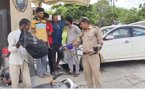 swarajindia_knp's tweet photo. #मेरठ
दरोगा की कार में घुसा सांप
थाना परिसर में मचा हड़कंप
ढाई घंटे की मशक्कत के बाद पकड़ा सांप
सुरक्षित बाहर निकालकर जंगल में छोड़ा @meerutpolice @UpforestUp #meerut https://t.co/PD9uNZKf3z