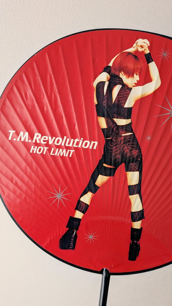 AYAS33326641's tweet photo. 今何かと話題の #TMRevolution は私の青春✨️
会報もグッズも実家にあるけど
うちわだけ持ってきた。
暑いから沢山活躍しそう☀
#HOTLIMIT https://t.co/6tmtbLkR5e