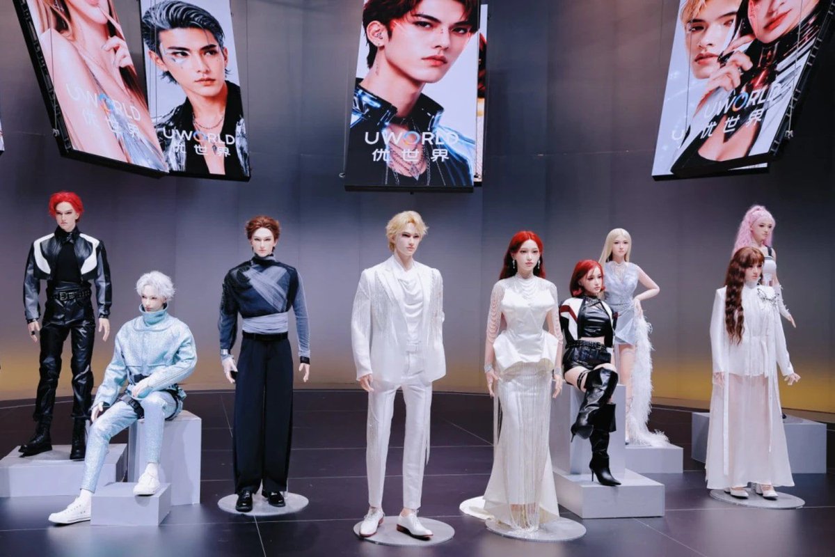 Kalixhn's tweet photo. UBTECH ha presentado la familia de robots UWORLD U1, que incluyen modelos humanoides con características avanzadas y precios que oscilan entre 145.000 y 180.000 dólares, y planea comenzar las entregas en 2026. #robot #IA https://t.co/04iNTcwTrD