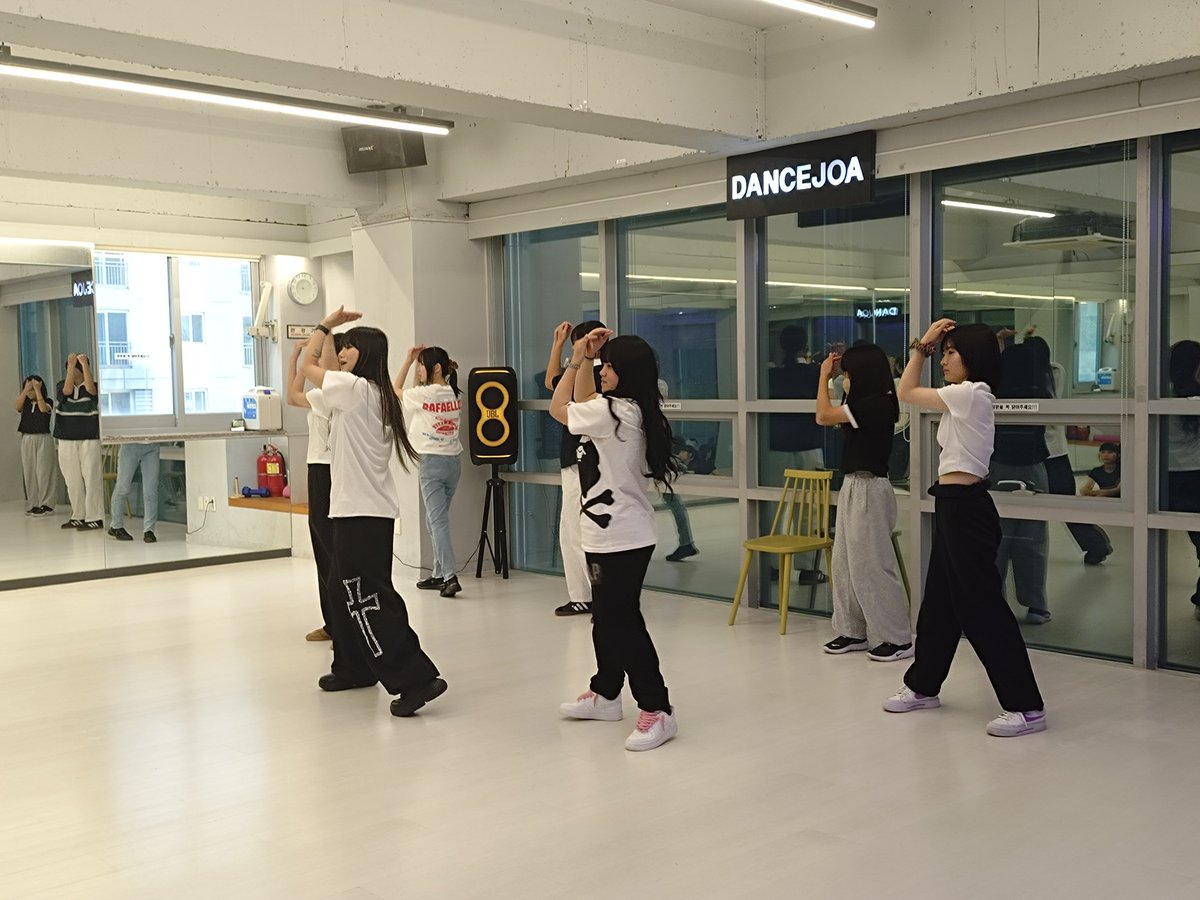 uedanishi's tweet photo. ★2026ソウル短期留学★
本日午後はK-ポップダンスのレッスンを受けました。まるでアイドルのような先生に教えていただきました。みんななかなか上手でした！ https://t.co/t2L6D5NKTx