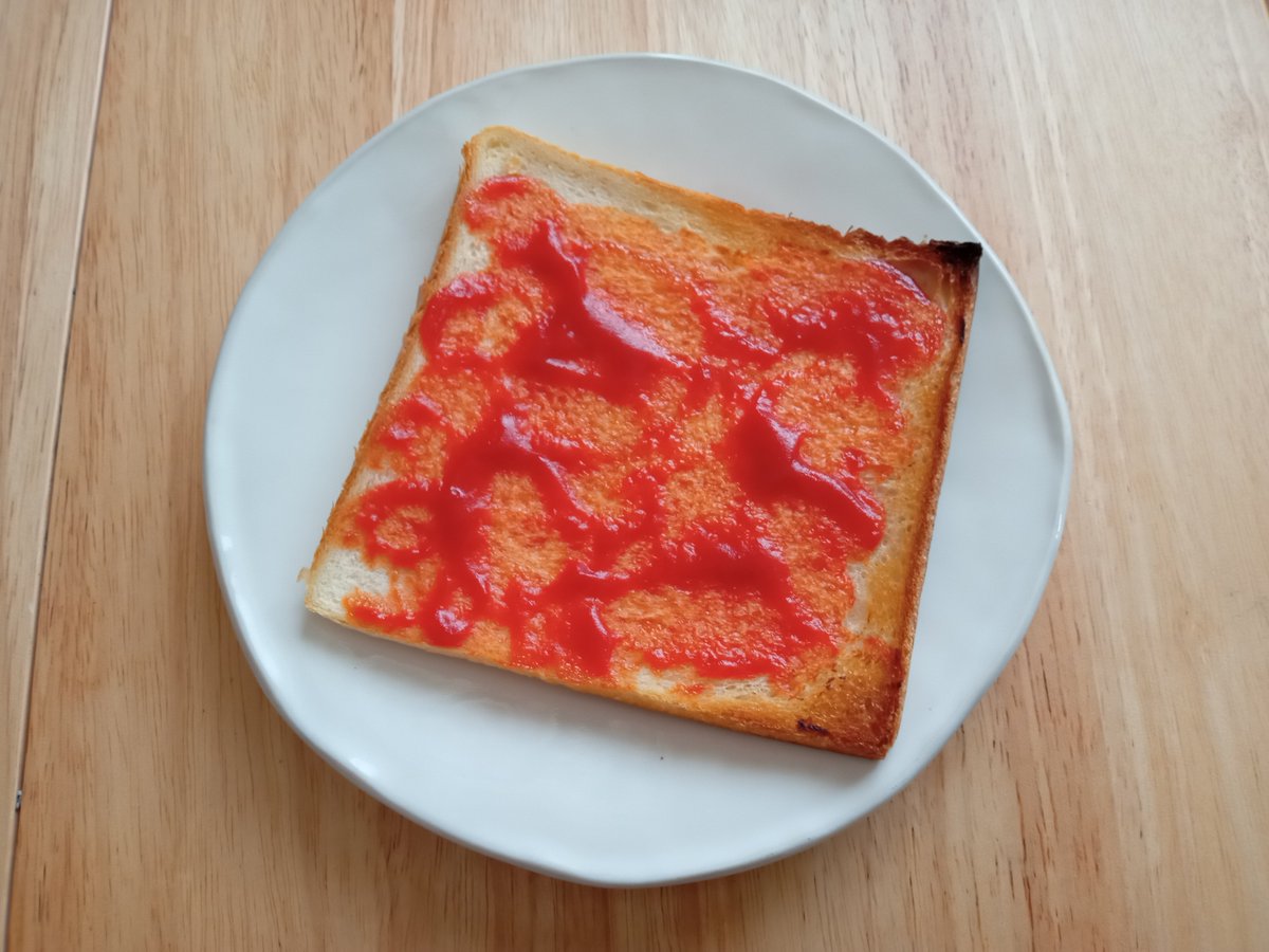 nousagi_lib's tweet photo. ひさしぶりに「貧者のピザ」を作って食べました。
食パンの端っこ部分にケチャップを塗ってトーストした料理。詳しくは東野圭吾『トキオ』をご覧ください。昭和の味です（ほんとか？）。
#トキオ 
#東野圭吾
#貧者のピザ https://t.co/LeVSJiZiXp