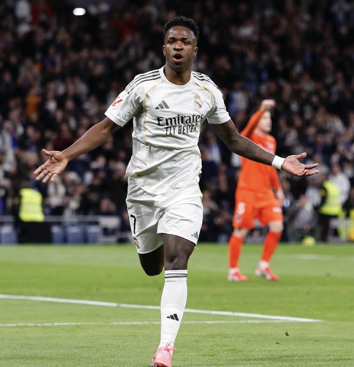 CADileepSR's tweet photo. Real Madrid feels it’s the right time to get Vinícius Jr.’s contract renewal done, and both parties seem to be on the same page. 🤍

Hopefully, it’s finalized soon.

What do you think, Madridistas? 👀
#RealMadrid #ViniciusJr #HalaMadrid https://t.co/FPzZq3MnWv