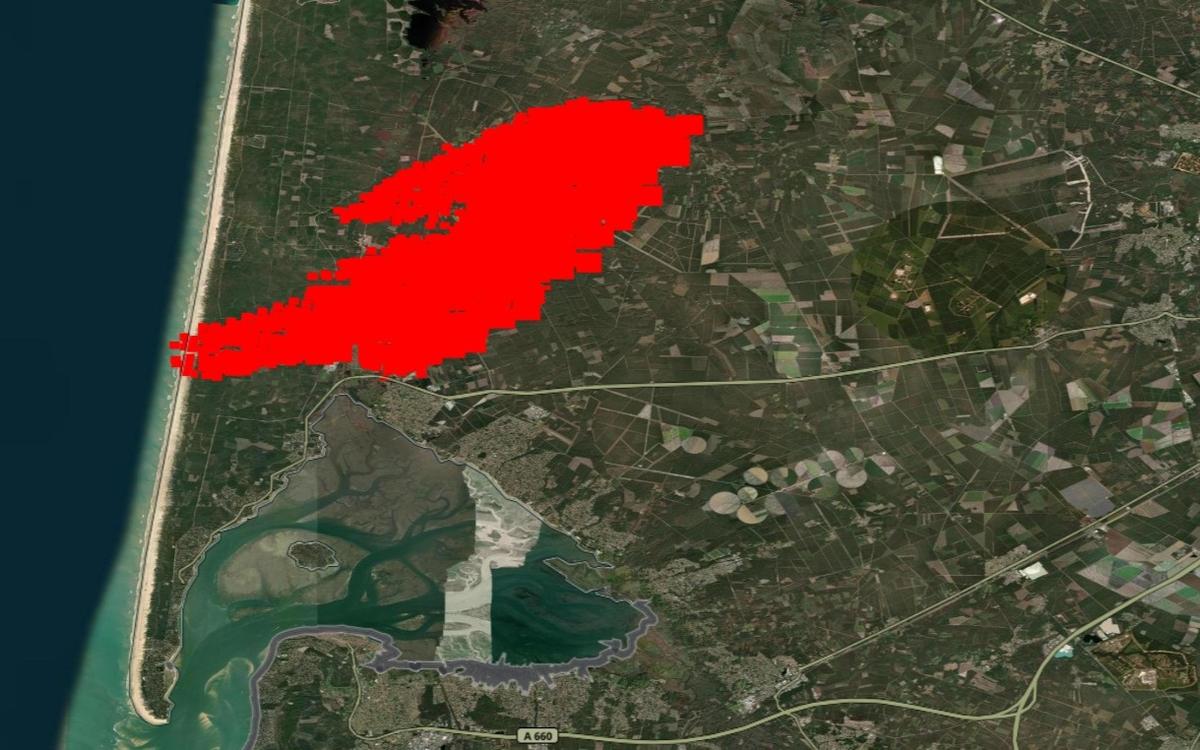 InfosFrancaises's tweet photo. 🔥 ALERTE - Scénario catastrophe. Alors que l'incendie en Gironde a parcouru près de 9000 hectares, les autorités ordonnent l'évacuation de l'ensemble de la presqu'île du Bassin d'Arcachon, jusqu'à la pointe du Cap-Ferret. Des centaines de personnes fuient par la mer en bateau. De nombreuses maisons sont touchées.