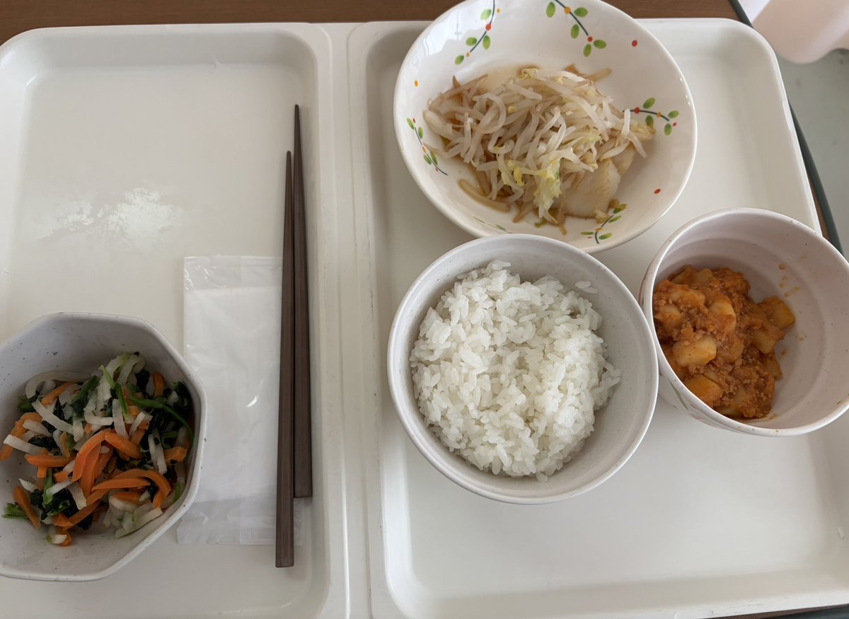 heisa1126's tweet photo. 胆嚢摘出手術後6日目昼飯③
今回から白飯🍚になったよ😚🙌
ヒラメのもやしポン酢がけ、じゃがいものミートソースあえ、にんじん、だいこん、ほうれん草のナムル。まってました白米ちゃん🍚朝、身体測定があるんだけど3日間の絶食、6日間寝てたらなんと体重が2キロ減って身長が2センチ伸びてた〜😌 https://t.co/dKWY0gdC7Y