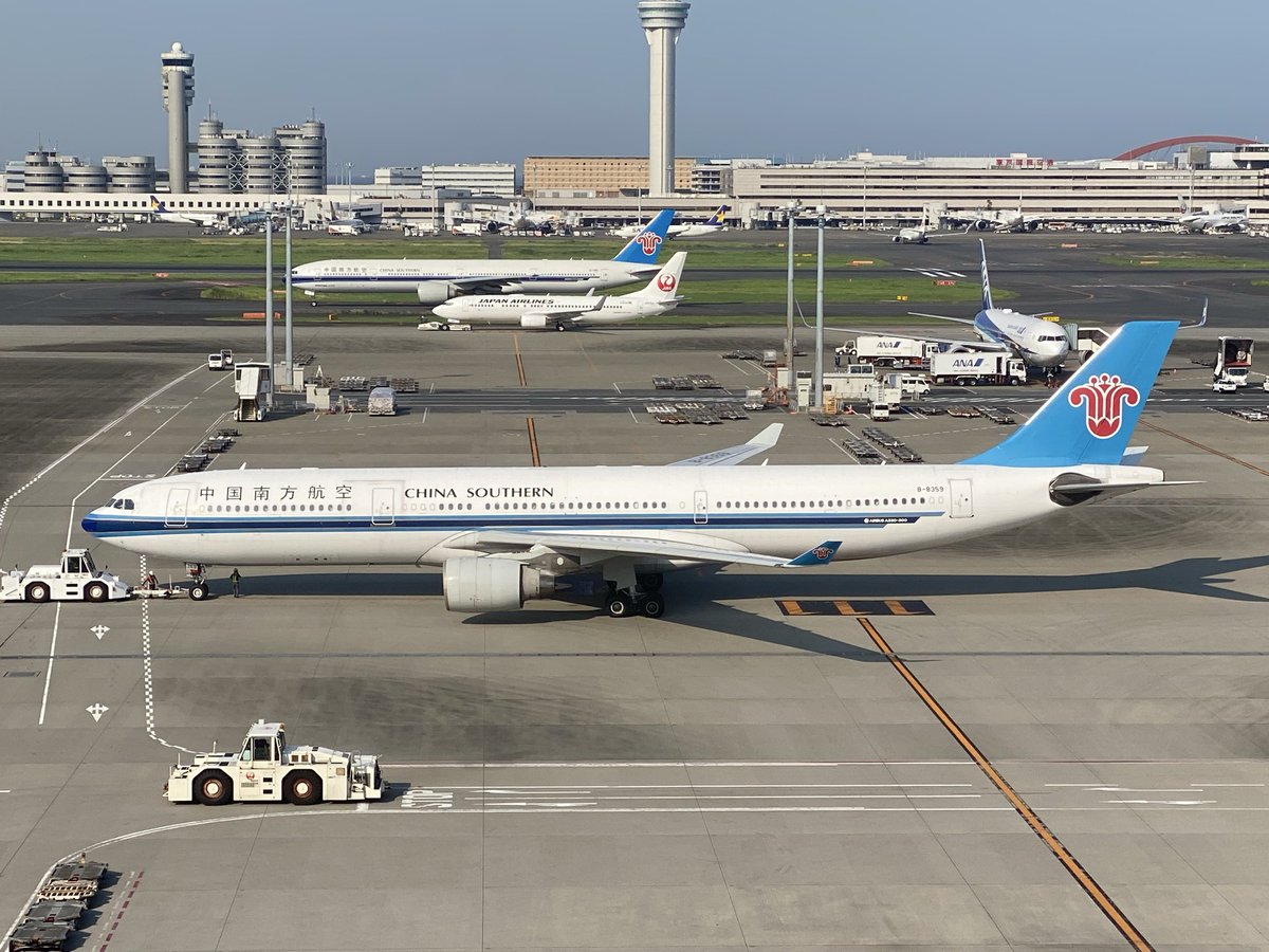 activa763's tweet photo. 羽田空港を出発する中国南方航空のA330-300（B-8359）です、2枚目の写真左下で出発を見送るJALグランドスタッフ4名がめっちゃかっこいいです！

＃中国南方航空 ＃日本航空 #CZ #JL #A330 #Haneda ＃羽田空港 ＃羽田 https://t.co/OcdslAraAn