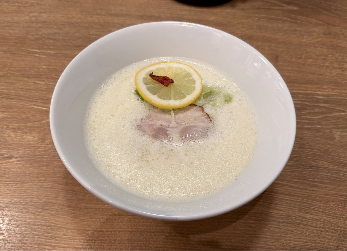 royalhotcake's tweet photo. 名前だけは時々聞いていて、いつか機会があれば行ってみようと思っていたラーメン屋に朝遭遇🍜
ここって鶏白湯ラーメンだったのかと。
朝イチ鶏白湯に不安を感じながらも完食。
可もなく不可もない鶏白湯。一度経験したからもういいかなという感想。
好きな人はめっちゃ好きなんだと思う。 https://t.co/N7XfXCQYyv