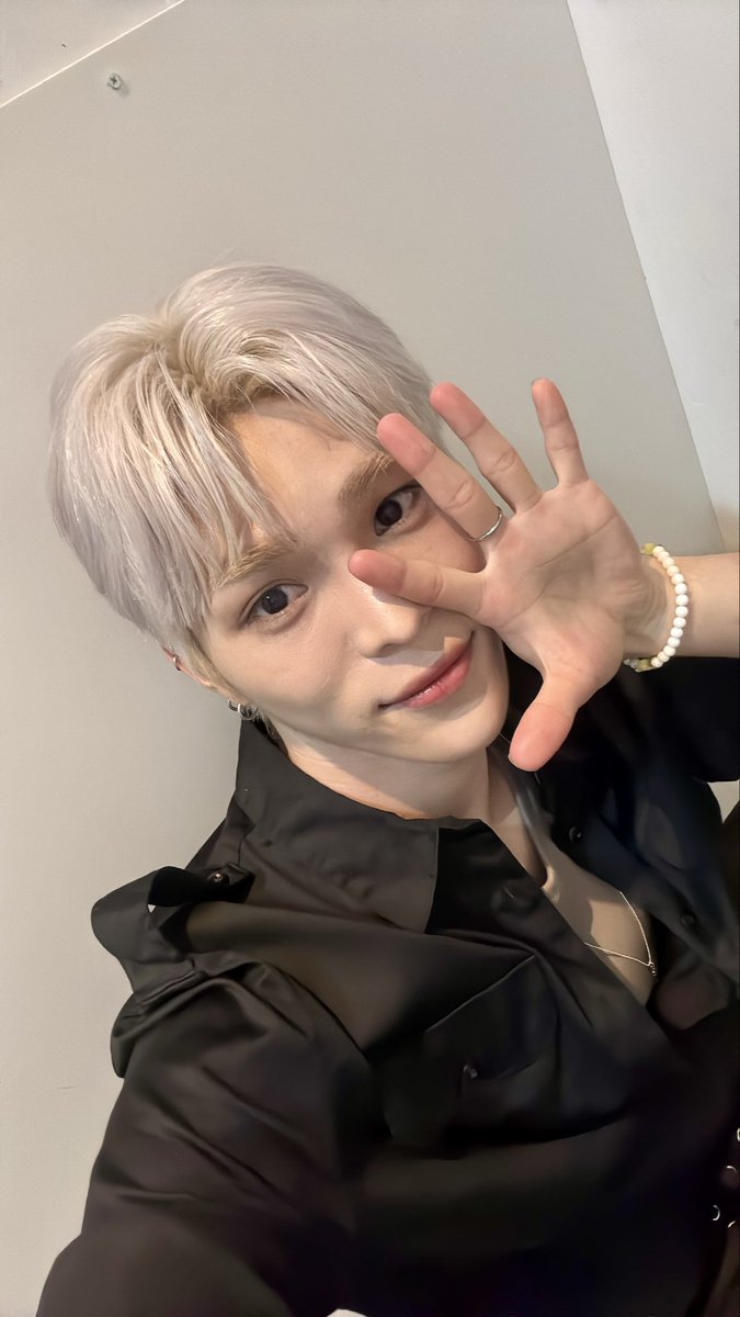 CMDM_official's tweet photo. 오늘 오후 7시 30분 노율이의 인스타그램 라이브 가 진행됩니다. 있다가 만나요 👋

➡️ https://t.co/VzBjmswcly

#CMDM #씨엠디엠 https://t.co/Ss26T9rInI