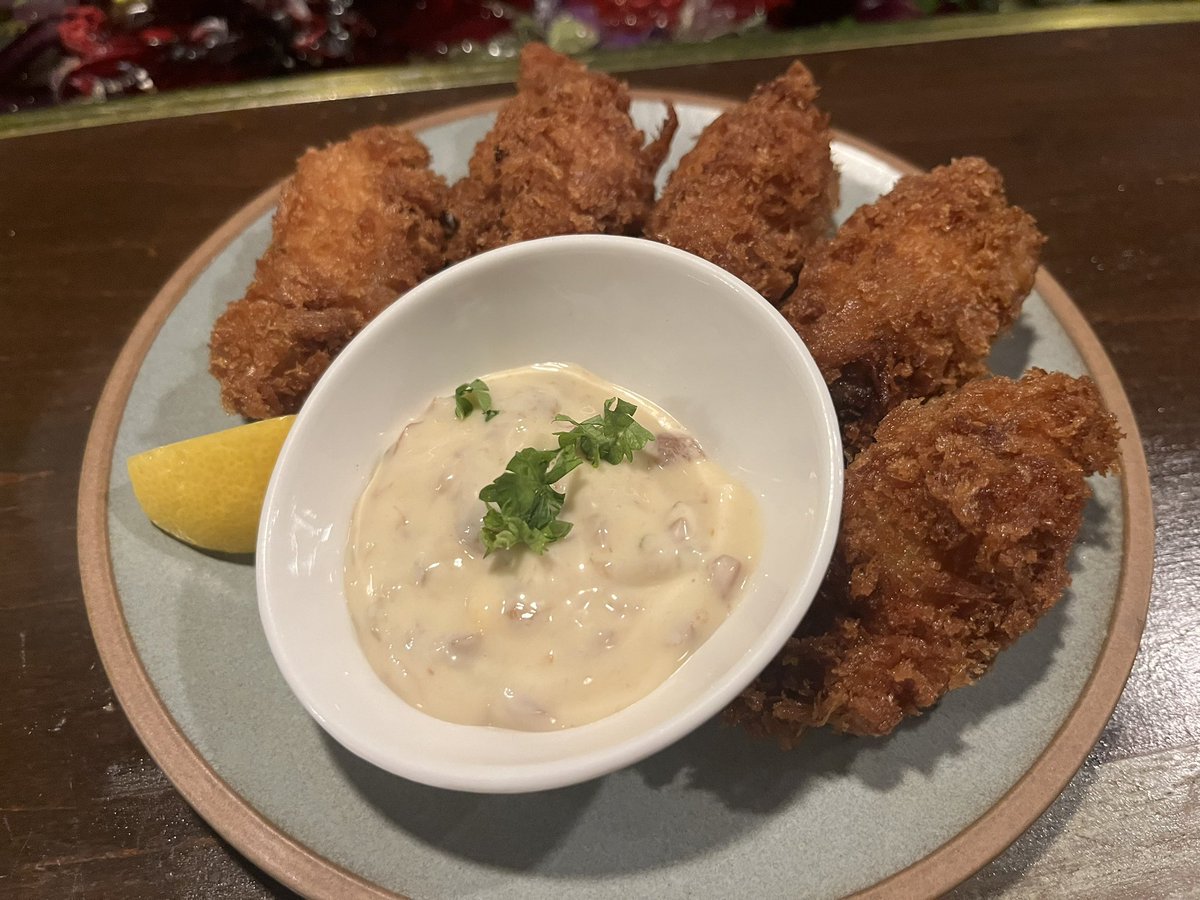 0021kenta's tweet photo. 旅行先で渡す、牡蠣のお土産散策してたら食べたくなったので、オイスターバルで牡蠣をキメる🦪
カキフライ、パスタも良いけど、やっぱポン酢とタバスコ、レモスコで食べる生牡蠣が1番やね☺️

冷静に考えて、旅行前日に恐ろしい事してるな…今までに6回当たってますσ(^_^;) https://t.co/mVaH3auSuw