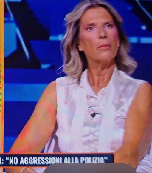 ButtiGrazia's tweet photo. @Virna25marzo Vero, ma poi, la faccia " sorpresa" della #Fusani alla notizia della signora morta di Modena? Cos'è, non ne era al corrente la tanto "so tutto io"? https://t.co/xCJWsFHbn3