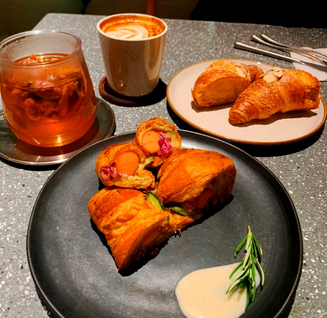 fryman_lin's tweet photo. Spooky Season is here! Our Halloween Special Platter has spiced roasted turkey wings, pumpkin mac u0026 cheese and candy corn mousse—perfect for haunting dinners!  Reserve yours now  linkinbio https://t.co/KFyJdA2F99