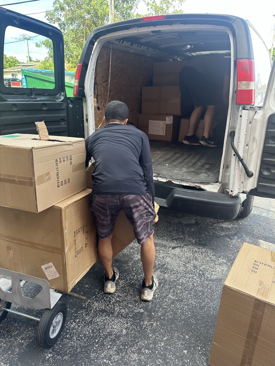 ChangemakersFL's tweet photo. partners @alhikmat added to the blessings, with #schoolsupplies for the students @changemakersfl are proud to sponsor #groceries at such an event and hope to inspire others to contribute / collaborate as much as they can to fuel some of the most vulnerable members of our society. https://t.co/t14T6R3ixj