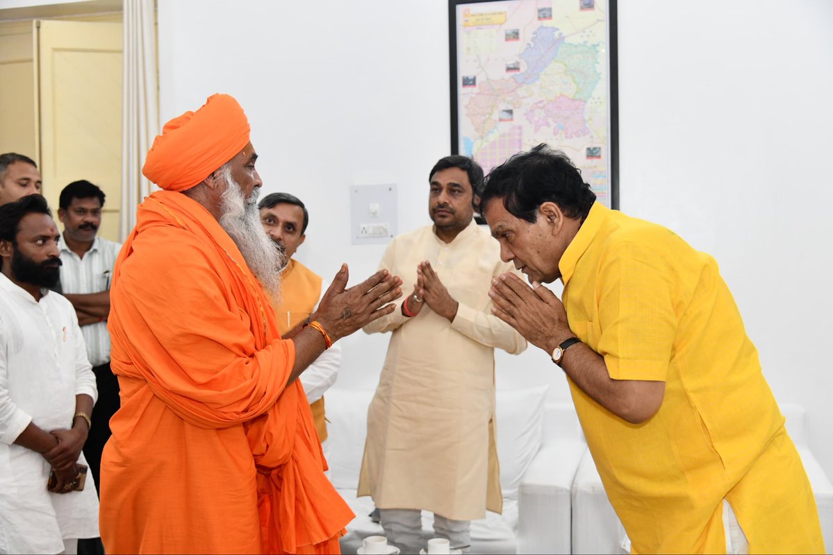 aksharmaBharat's tweet photo. कल सायं झाँसी पहुँचने पर आप सबसे मिले स्नेह व आशीर्वाद के लिए सभी का हृदय से आभार!

@narendramodi @myogiadityanath 
 @AmitShah @NitinNabin @mppchaudhary @idharampalsingh  @Mannukori_1 @Jawaharlrajput 
#NayeBharatKaNayaUP 
#GoodGovernance #HumaraUP #VikasExpress https://t.co/iPq2OJU5y0