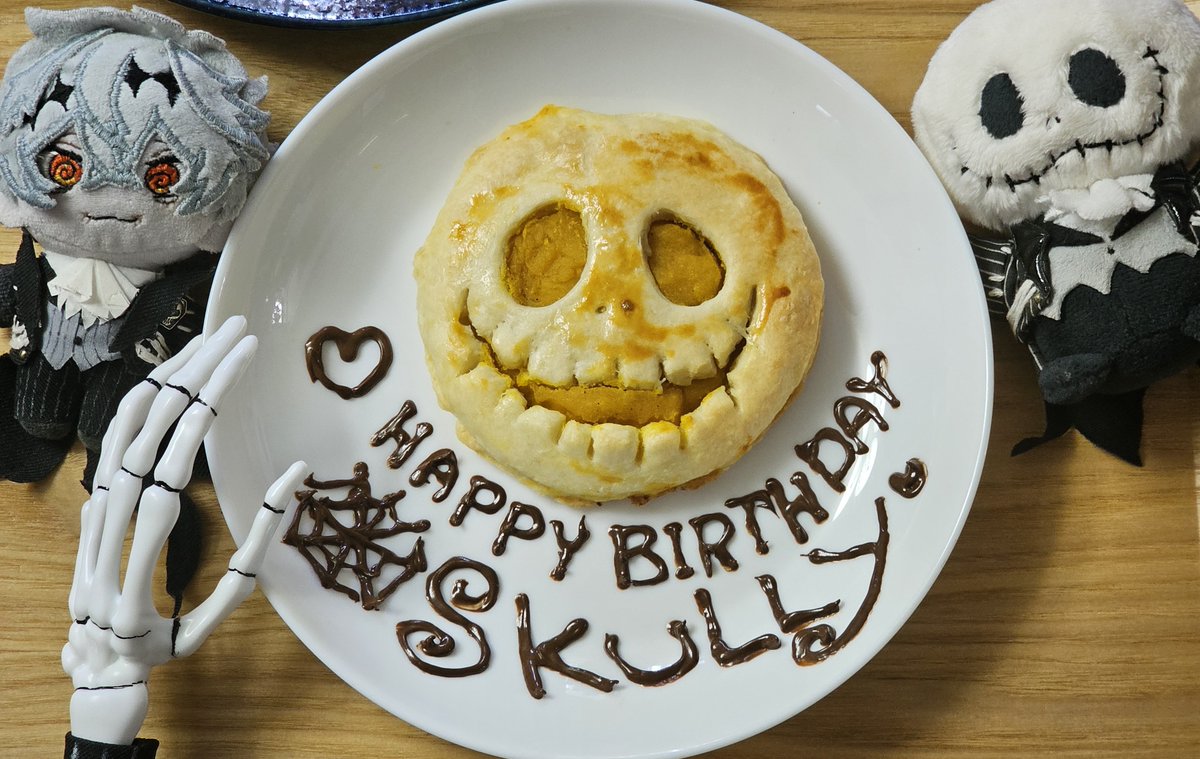 13x10_D's tweet photo. スカリーくんハピバ～🥰
🎃👑様パンプキンパイだよ🎃 https://t.co/fhLvcXv393