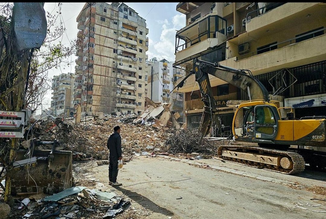 Mayazia192554's tweet photo. Beyrouth, Alep, Sanaa, Gaza… D'abord les bombes, puis les ruines. Ensuite viennent les bulldozers et les contrats de reconstruction.
Chaque bâtiment détruit devient un marché. Routes, ponts, logements. https://t.co/Rfa0ftkJiA