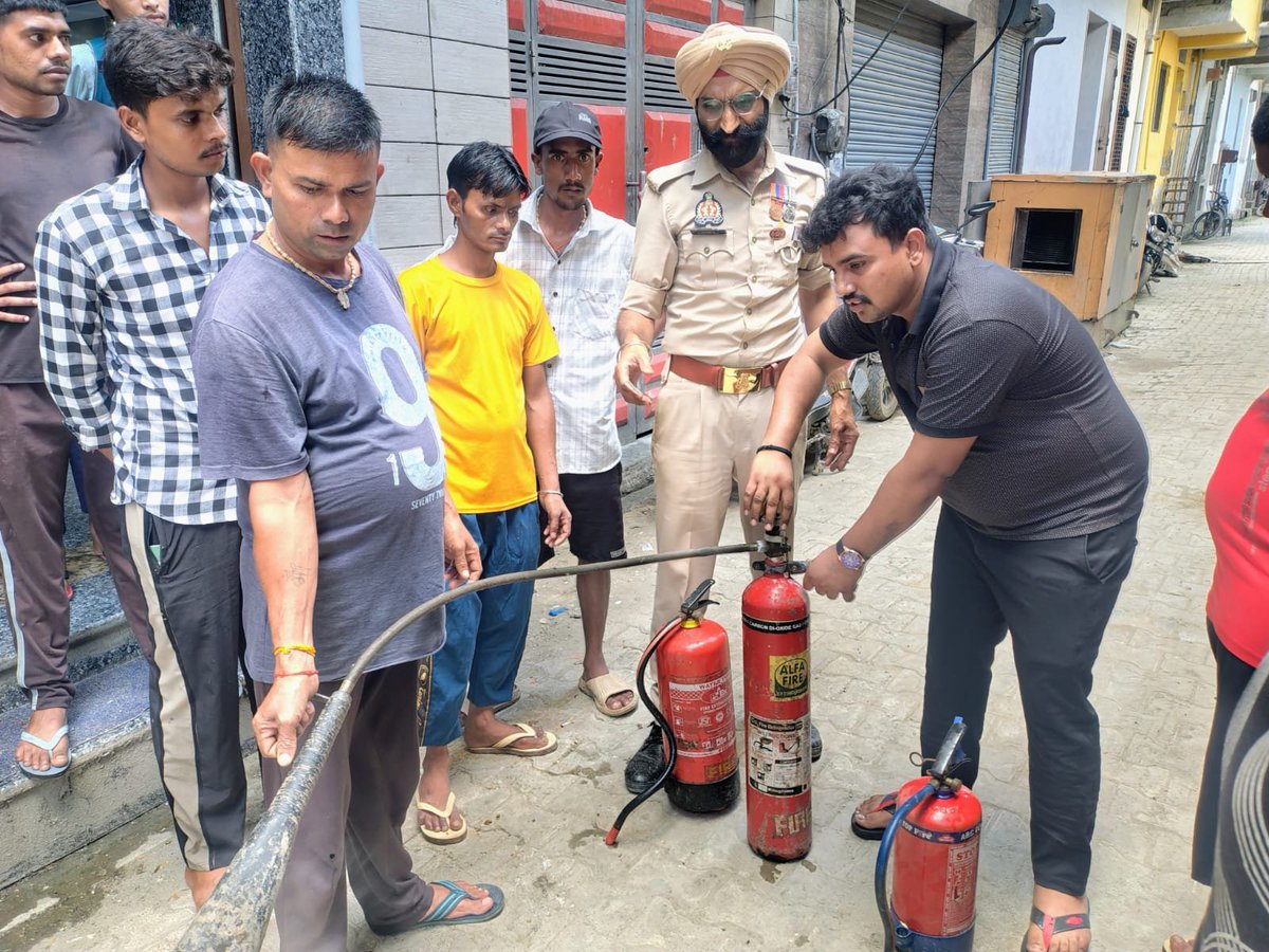 rampurfire's tweet photo. दिनांक 23.07.26 को श्रीमान सीएफओ महोदय रामपुर के आदेशानुसार जनपद में संचालित होटल/औद्योगिक इकाई/स्वीट्स शॉप आदि में प्रचार प्रसार करते हुए अग्निशमन यंत्रों को चलाने का प्रशिक्षण प्रदान किया गया तथा आग से बचाव संबंधी दिशा निर्देश दिए गए। https://t.co/3xtCezznD4
