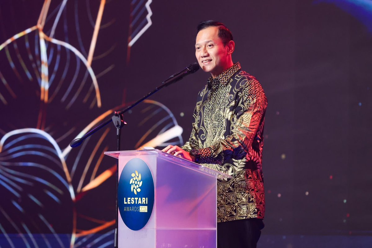 PDemokrat's tweet photo. Dalam Lestari Award 2026, Menko AHY: Infrastruktur Berkelanjutan Harus Jadi Paradigma Pembangunan Nasional

JAKARTA – Menteri Koordinator Bidang Infrastruktur dan Pembangunan Kewilayahan Agus Harimurti Yudhoyono (AHY) menegaskan pembangunan infrastruktur harus menjadi instrumen utama dalam mewujudkan pertumbuhan ekonomi yang inklusif, meningkatkan kualitas hidup masyarakat, sekaligus menjaga kelestarian lingkungan. Menurutnya, keberlanjutan (sustainability) harus menjadi paradigma utama pembangunan nasional, bukan lagi sekadar isu pelengkap dalam setiap perumusan kebijakan.