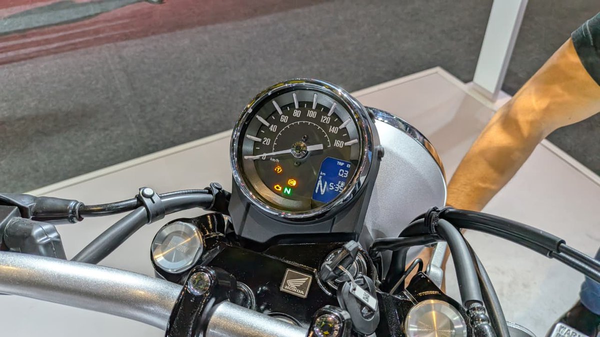 carandbike's tweet photo. The India-made Honda CB500 has made its debut today!

👉501cc air/oil cooled engine
👉All LED Lighting
👉Disc Brakes (F/R); Dual-channel ABS
👉3 Variants (Alloy, Spoke Tubeless, with Graphics)
👉 Analogue-digital speedometer https://t.co/7oOGL44B7g