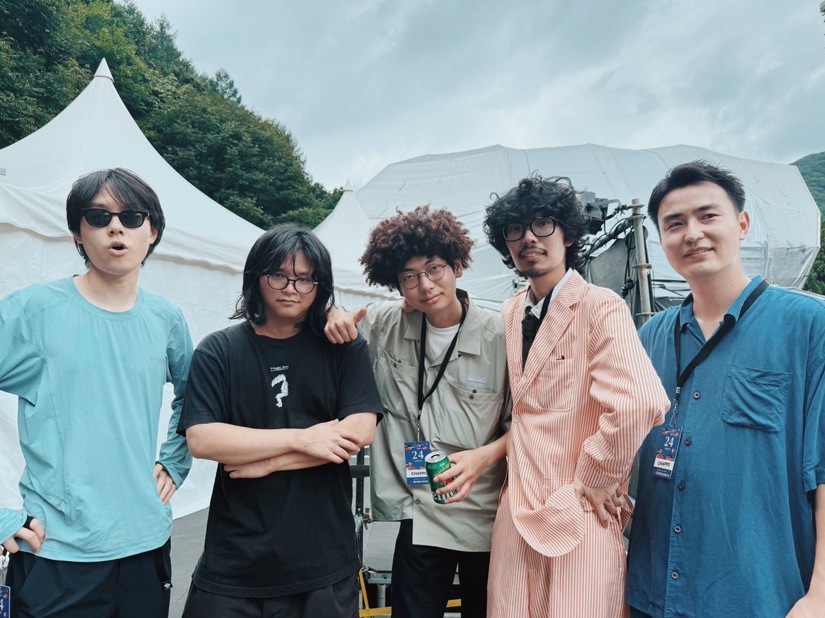 Chappo_356's tweet photo. 『FUJI ROCK FESTIVAL’26』 

朝からたくさんお集まりいただきありがとうございました！
これから3日間体調に気をつけて楽しみましょう〜！

配信で見てくださった皆様もありがとうございました！

CHAPPO are
福原音(Gt) 
細野悠太(Ba) 
小山田米呂(Gt) 
森飛鳥(Pedal) 
山本直親(Dr) https://t.co/kUIOUBg3E6