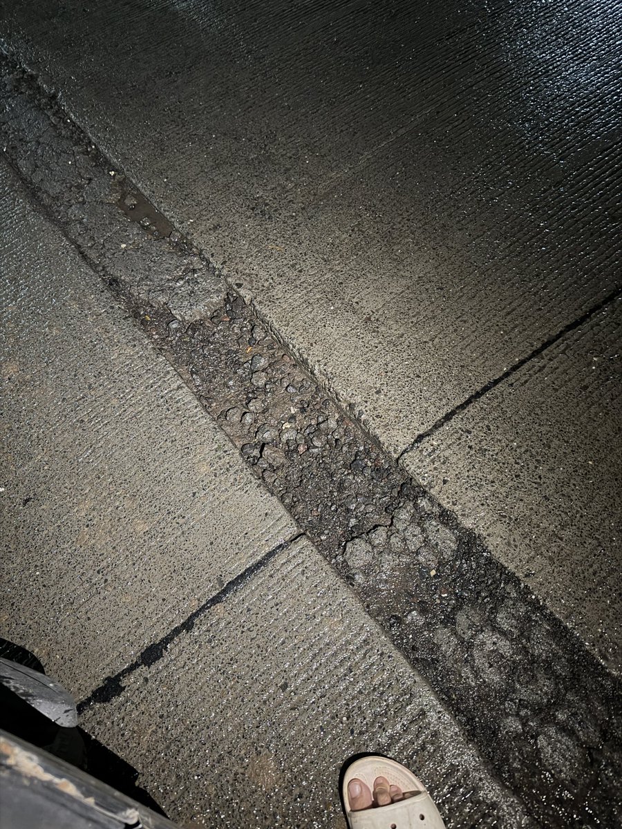 yashmod123's tweet photo. @mybmc there is risky pot hole, poorly made recently constructed road below nahur bridge in Mulund. Request you to get rectified before it is delayed. There are no street lights as well and gets dark. Accident prone for 2 wheelers https://t.co/3G3eBVbp93