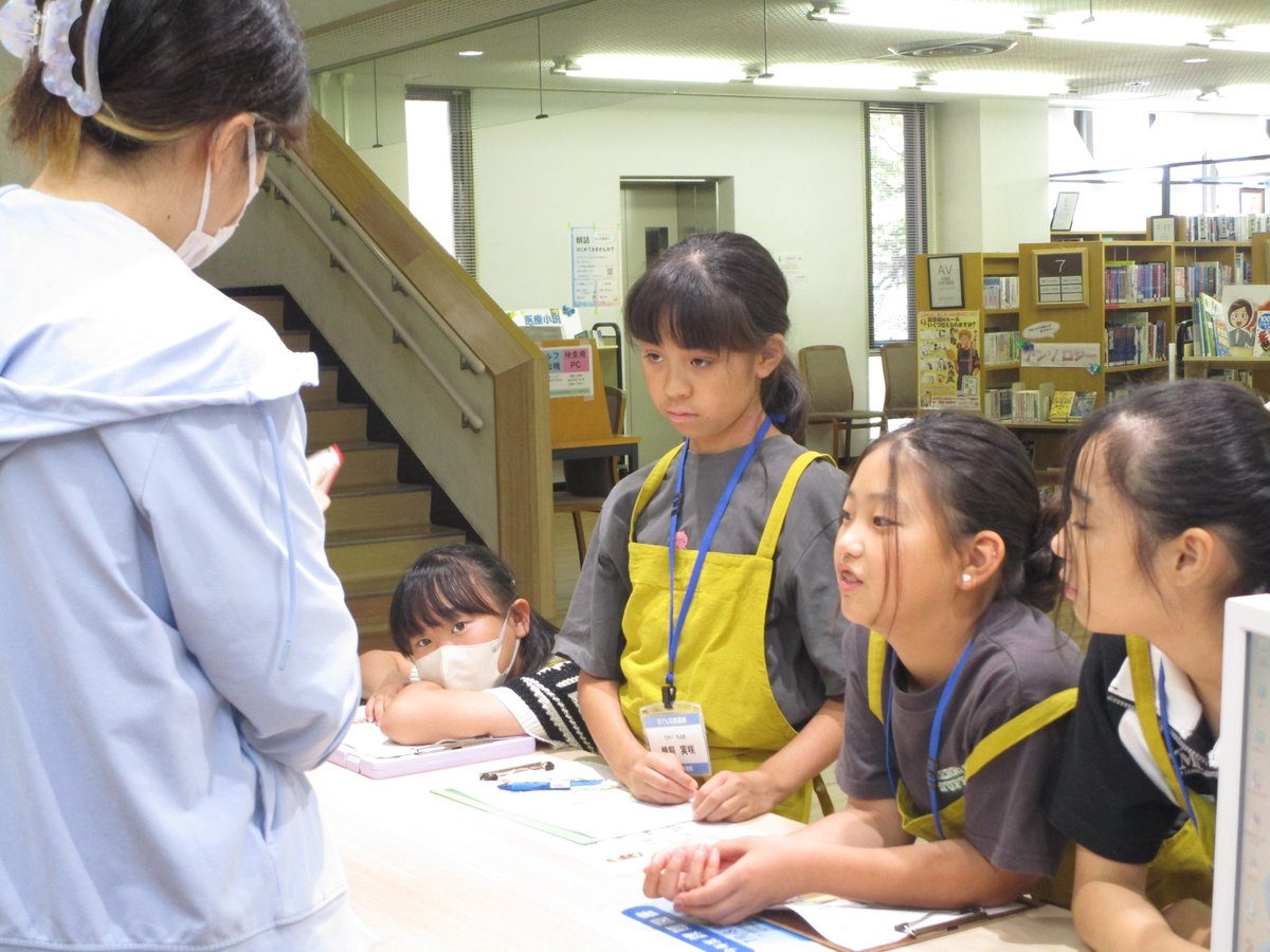 toki_lib's tweet photo. 本日、「子ども司書講座」第1回を開催しました！
五人の小学生が図書館について学んだり、普段入れない事務所や閉架書庫、司書の仕事を見学しました。司書の卵たちの、きらきらした目が印象的でした！ https://t.co/7HN8joGtzD