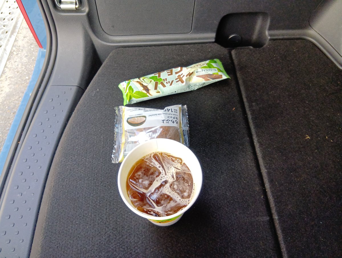 No0411M's tweet photo. 仕事が終わり帰宅途中のローソンで寄り道。コーヒーs無料クーポンを見つけたので使った。今週も暑かったが頑張った。週末お疲れ様。 https://t.co/Qx9vAfBFiq