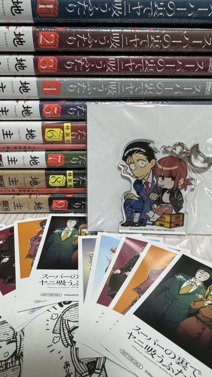 TIROL_game's tweet photo. スーパーの裏でヤニ吸うふたり、まず特装版だけでも抑えておこうとレジ行ったらキャンペーンのご案内されたので、これも縁かと思い切って全巻購入しちゃった。
アクキーもレシートもかわいい。
3巻特装版だけ別口で既に注文しちゃってたから明日届くの待ちー。
こうなると6巻8巻通常版も欲しくなるな… https://t.co/i1MJ742ntB