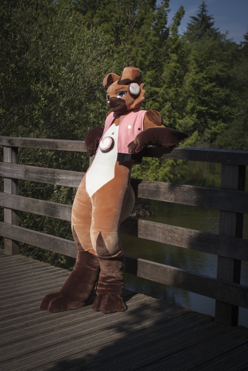 Navi_Ruff's tweet photo. This bridge was lovely for photos, perfect with nice weather~
So in love with this suit❤️

#FursuitFriday
📷: @Faukx https://t.co/5DgqUnJHl5