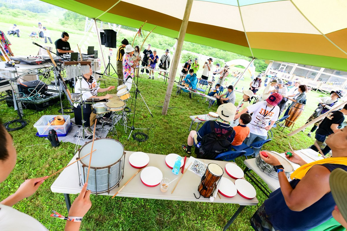 fujirock_jp's tweet photo. 🌈☁️ 𝗦𝗸𝘆 𝗚𝗿𝗮𝘀𝘀 ☁️🌈

ドラゴンドラで25分🚠
#フジロック 会場内で最も高い位置にあるエリアがこちら💭
気持ちのいい草原が広がるここでは、
民族楽器の演奏体験やワークショップ・大道芸など
大人も子供も楽しめるコンテンツがたくさん🪘🤹‍♀️
#fujirock https://t.co/DgqI3AAPRm