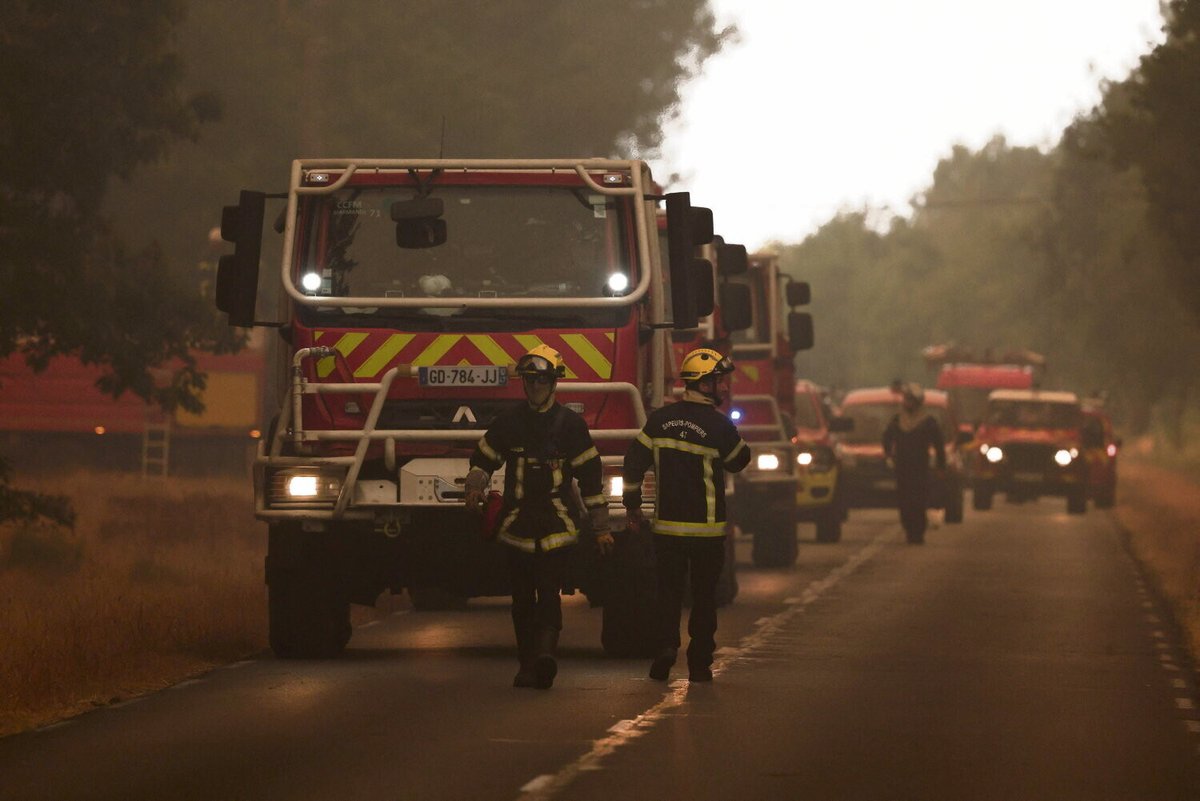 humanite_fr's tweet photo. Incendies : Gironde, Var, Corse… Partout en France, « la végétation s’enflamme comme de l’essence » 

➡️ https://t.co/AFwbTeWLiS https://t.co/q4zz6FK0fp