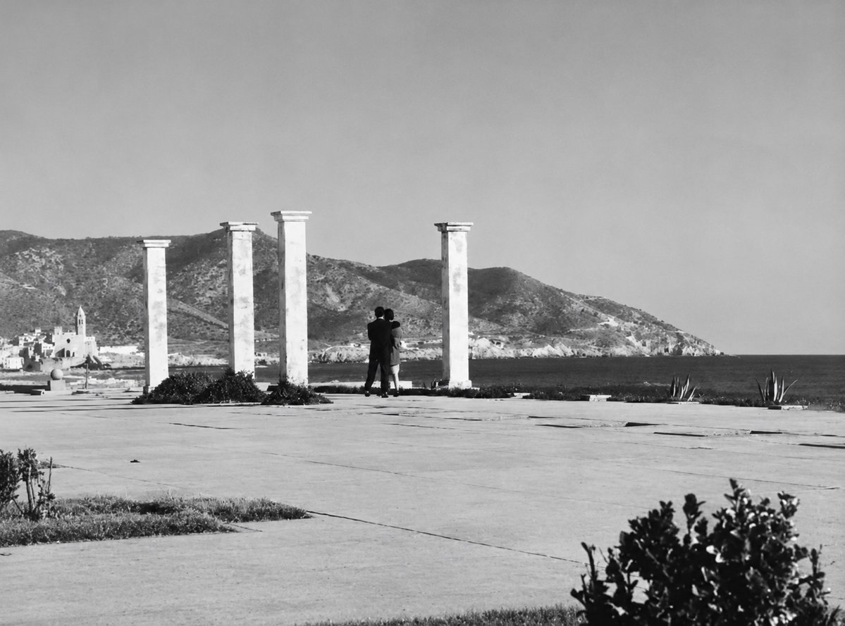 sebasitges's tweet photo. El passeig marítim de #sitges cap als anys 1950s amb les restes de les columnes https://t.co/J18qutZZnq