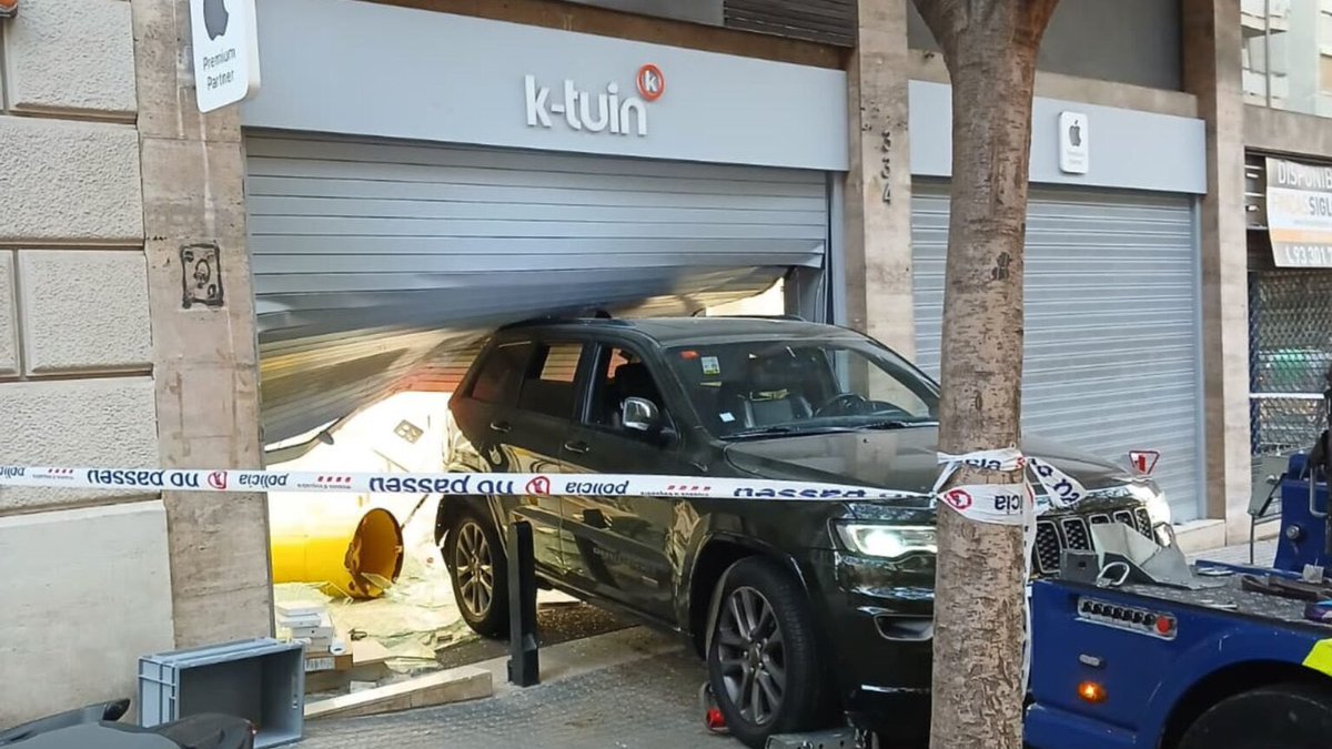 olivadice's tweet photo. 🚨#ÚltimaHora Otro robo con alunizaje en Sant Gervasi. Esta vez en la tienda K Tuin de la calle Muntaner, sobre las 5 de la mañana. Suma y sigue. #SSTG https://t.co/8ZXqbZkKSB