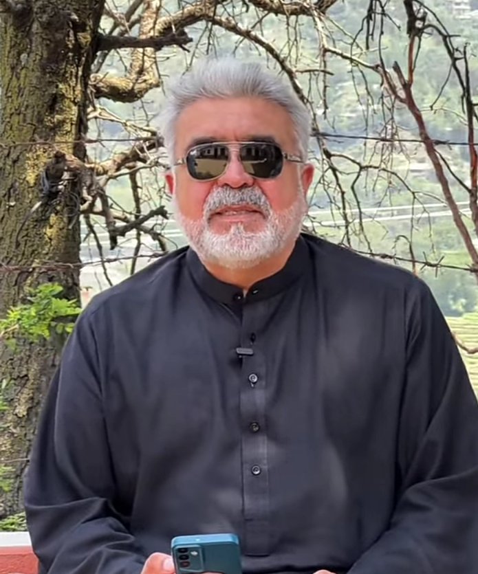 Peshawaroldman's tweet photo. ﺯماااا جان 
د ﺯړونو اباسين ښکلے دروند پښتون
موټا شائے يې سم سواﺯول کوي 
د شونډو جنګ ورسره مزہ کړي سم دې چوپي
يو لاس باندې به ترې شائ ونيسې خله به خله کښې ورکړې نو سم دې بيا خوري 💋 https://t.co/9ySscWLK5J