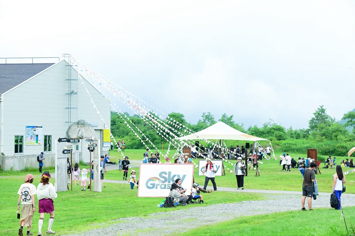 fujirock_jp's tweet photo. 🌈☁️ 𝗦𝗸𝘆 𝗚𝗿𝗮𝘀𝘀 ☁️🌈

ドラゴンドラで25分🚠
#フジロック 会場内で最も高い位置にあるエリアがこちら💭
気持ちのいい草原が広がるここでは、
民族楽器の演奏体験やワークショップ・大道芸など
大人も子供も楽しめるコンテンツがたくさん🪘🤹‍♀️
#fujirock https://t.co/DgqI3AAPRm