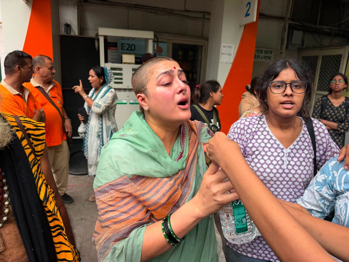 janardanspeaks's tweet photo. 🚨 खुलासा! 

FCRA में बदलाव का असर। 

आपने तस्वीर मैं नजर आ रही महिला को सोशल मीडिया पर देखा हो जो कुछ समय से बहुत ज्यादा वायरल हो रही थी,

— एक महिला। एक फ़ाउंडेशन। 72 घंटों के अंदर कई विरोध प्रदर्शन  lसरकार ने दून-ऋषिकेश रोड को चौड़ा करने का ऐलान किया।

 "औमाना फ़ाउंडेशन" की मानवी अनुषा ने इंस्टाग्राम पर कैंपेन शुरू किया। कैमरे के सामने सिर मुंड वाया, इंस्टाग्राम पर रोते हुए वीडियो की बाढ़ ला दी,

इमोशनल ब्लैकमेल किया → और प्रोजेक्ट रुक गया 48 घंटे बाद? दिल्ली में वापस, वही 'पीड़ित' वाला ड्रामा। 

इस बार CJP के विरोध प्रदर्शन में इस बीच, यह "स्पिरिचुअल गुरु" महिलाओं के लिए बेहद घटिया गा लियां बक रही थीं, और सड़क छाप गुंडे की तरह रील्स और DM में सबको गा लियां दे रही थीं! 

एक "स्पिरिचुअल सोसाइटी" चलाती हैं लेकिन पुलिस और PM के खिलाफ सड़क पर अराजकता फैला ने की बात करती हैं, और फिर सिर मुंडवाकर पीड़ित होने का नाटक करती हैं। 

FCRA की मार झेल रहे ये NGO पेशेवर ड्रामा करने वाले 'टेर रिस्ट' हैं! 

आज जितने लोग है जो संसद को चलने नहीं देना चाहते उनका मुख्य कारण यही FCRA बिल है क्यों कि अगर यह बिल लागू हो गया तो विदेश से आने वाली हर फंडिंग की जांच होगी,

इसलिए ही तो देश का विपक्ष कांग्रेस, समाजवादी पार्टी, तृणमूल कांग्रेस, UBT, नेशनल कॉन्फ्रेंस, राजेडी,आम आदमी पार्टी,सोनम वांगचुक,देश की धर्म परिवर्तन गैंग, देश विरोधी प्रोपोगेंडा चलाने वाले यूट्यूबर्स,NGO, सभी परेशान हो गए है,

अब जो मोदी सरकार को गलत बताती है तो इस बिल से ही समझ लो कि जो इसके पक्ष मैं है वो सही है या गलत,

भारत का विकास अब सिर मुंडवाने वाले इस पाखंड का बंधक नहीं बनेगा।