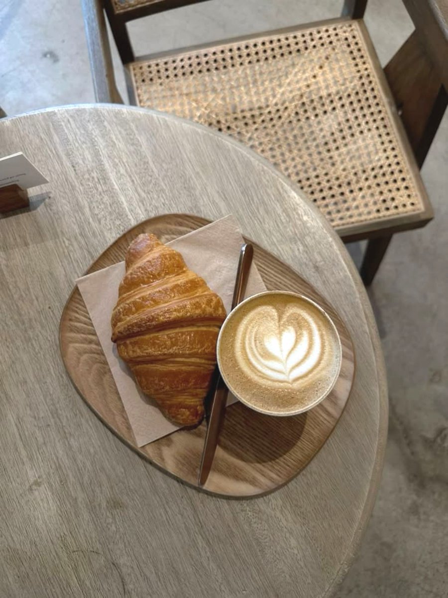 nocturnflare's tweet photo. 🥐 ☕🚬 https://t.co/zIIXeknDSp