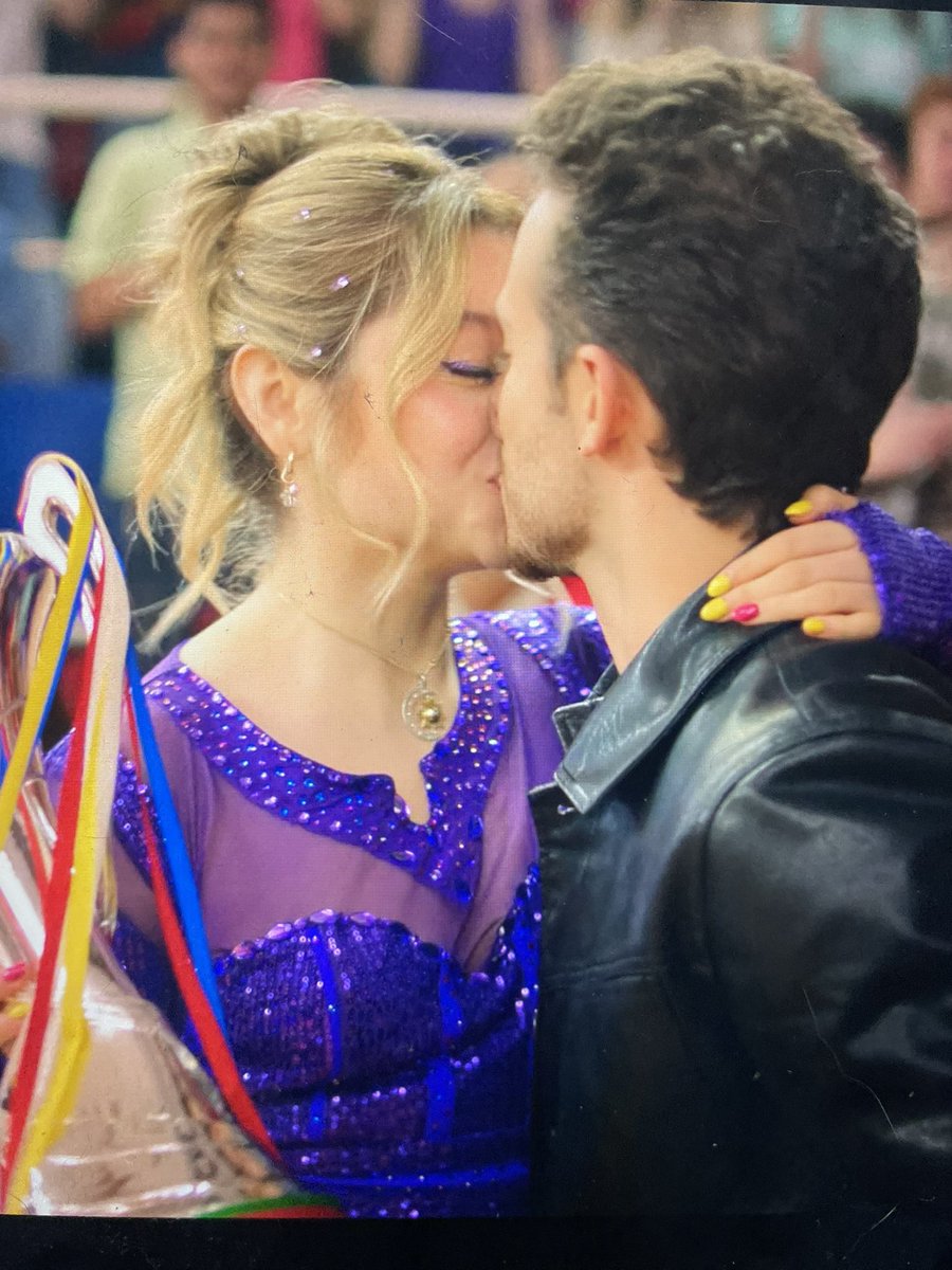Juliiamz's tweet photo. ME HE QUEDADO TIESA LOS AMO https://t.co/fJTs5ouMp8