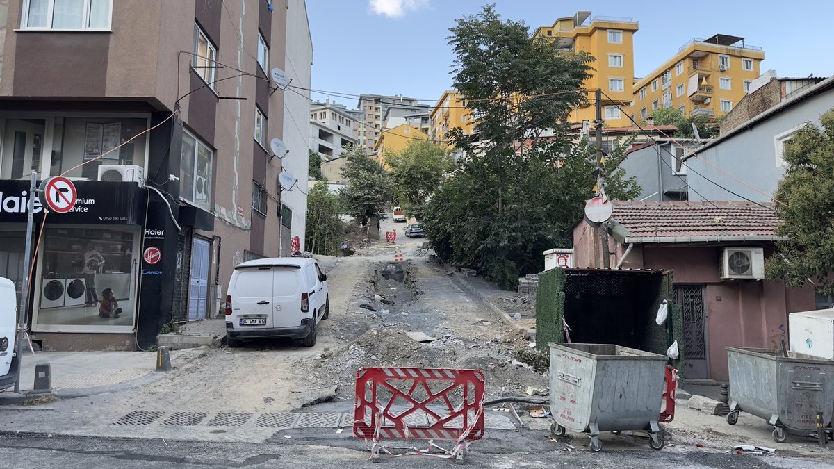 adnerdgn's tweet photo. İski 20 m’lik sokağı 12 günde tamir edemiyor.? Bu sokağın 20 metrelik kısmı 12 gündür döşenecek boru ve menfezden dolayı kapalı. Sokak kentsel dönüşüm dolayısıyla yukarıdan da kapalı. Araba ile çıkamadığımız gibi yaya olarak da zorluk çekiyoruz. https://t.co/fO2sPTe2HM