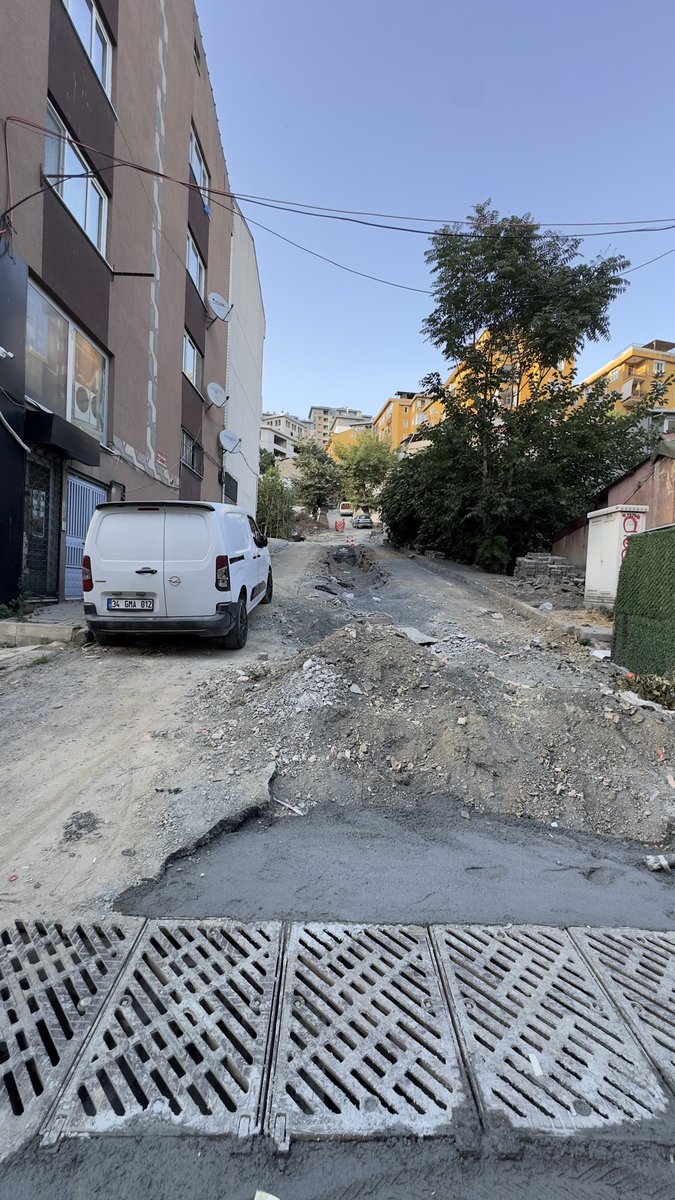 adnerdgn's tweet photo. İski 20 m’lik sokağı 12 günde tamir edemiyor.? Bu sokağın 20 metrelik kısmı 12 gündür döşenecek boru ve menfezden dolayı kapalı. Sokak kentsel dönüşüm dolayısıyla yukarıdan da kapalı. Araba ile çıkamadığımız gibi yaya olarak da zorluk çekiyoruz. https://t.co/fO2sPTe2HM