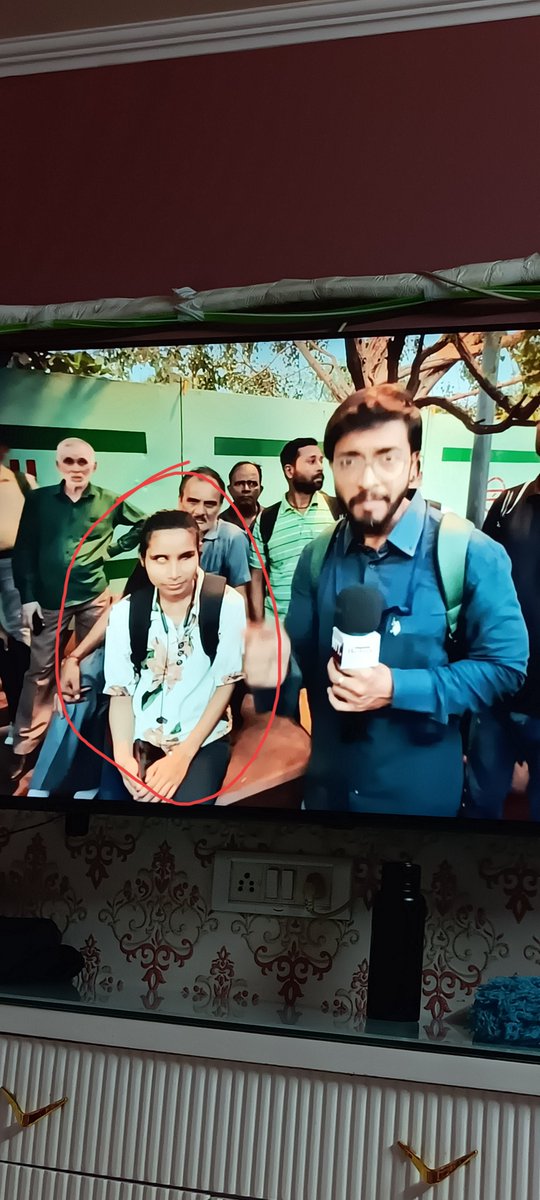 sstomar29's tweet photo. @OfficialDMRC Shame on u dmrc this poor specialy abled girl siting outisde central secretary metro station. It's  so inhumen behaviour 😡😡😡 https://t.co/ps02fSmN0q